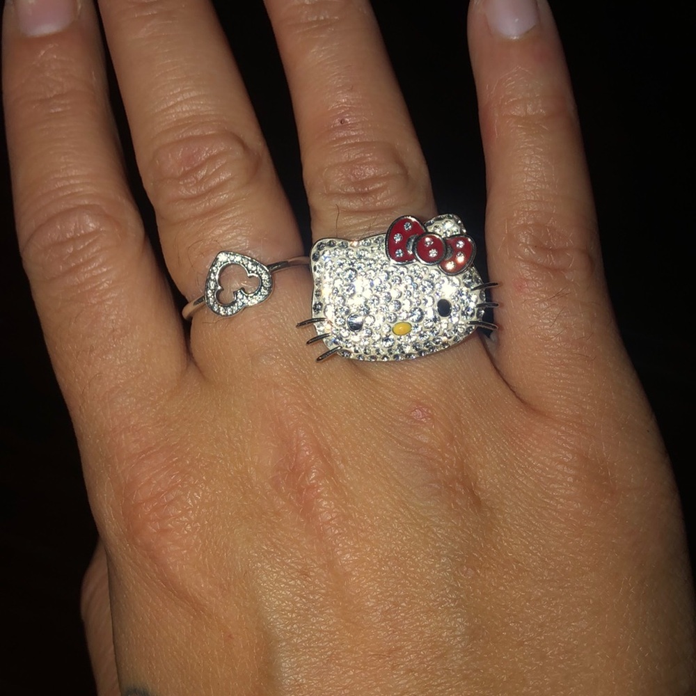 Oversized hello kitty ring with red bow.
